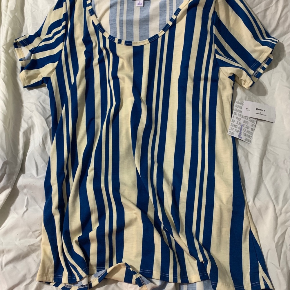 NWT large Lularoe Classic T